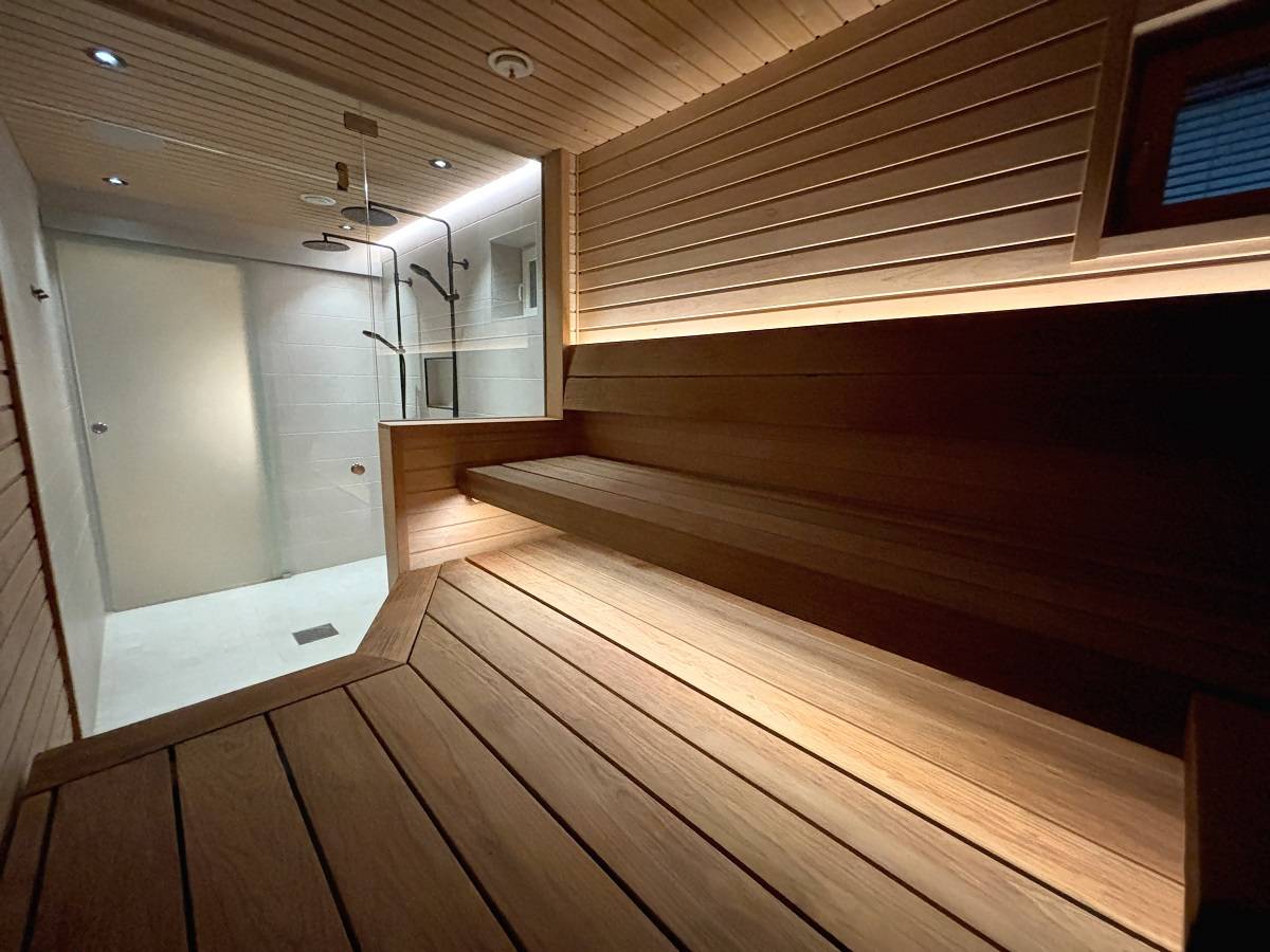 Osvětlení LED pásky s nízkou intenzitou po celé délce stropu sauny vnáší do místnosti prostor a světlo © LedStore.fi